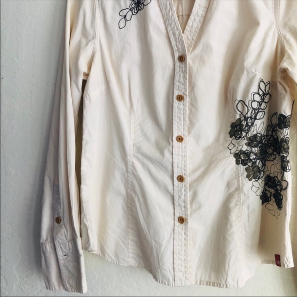 The North Face beige long sleeved button down shirt with embroidery Medium - Picture 8 of 8